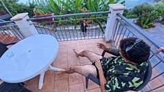 esibizionista attrae dal suo terrazzo una passante ninfomane (anal, super cumshot)