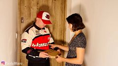 DOSTAWCA PIZZY domagał się pieniędzy, musiałam mu jakoś zapłacić - POLSKIE PORNO