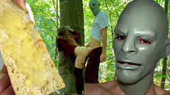 Mualan przychodzi jej z pomocą w lesie i dolewa swojego specjalnego sosu - cosplay