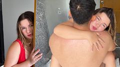 Nuestro oscuro secreto: Hermanastra me espía mientras tomo una ducha