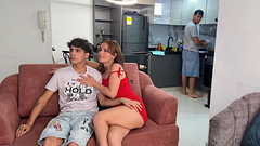 Madrastra super sexy se folla a su hijastro sin que su marido se de cuenta