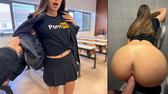 (DIA ITA) Il mio COMPAGNO di UNIVERSITÀ scopre che FACCIO PORNO nei BAGNI e mi chiede di FARNE UNO CON LUI