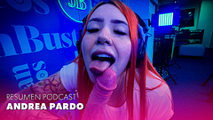 Lo chupa hasta el FONDO! Pelirroja TETONA enseña como hacer la MAMADA más húmeda y profunda!