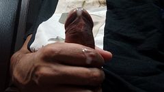 Alumno se masturba en casa despues de ver desnuda a su maestra en una foto